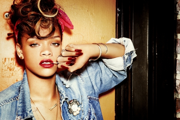 
	
	Tuy vướng phải nhiều tin đồn "cặp kè" cùng người này người kia, nhưng đến thời điểm hiện tại, Rihanna vẫn là "lính phòng không".